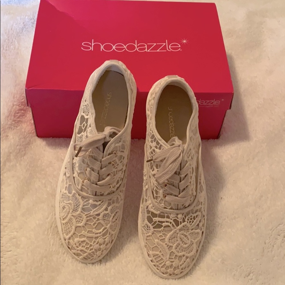 White lace print shoes